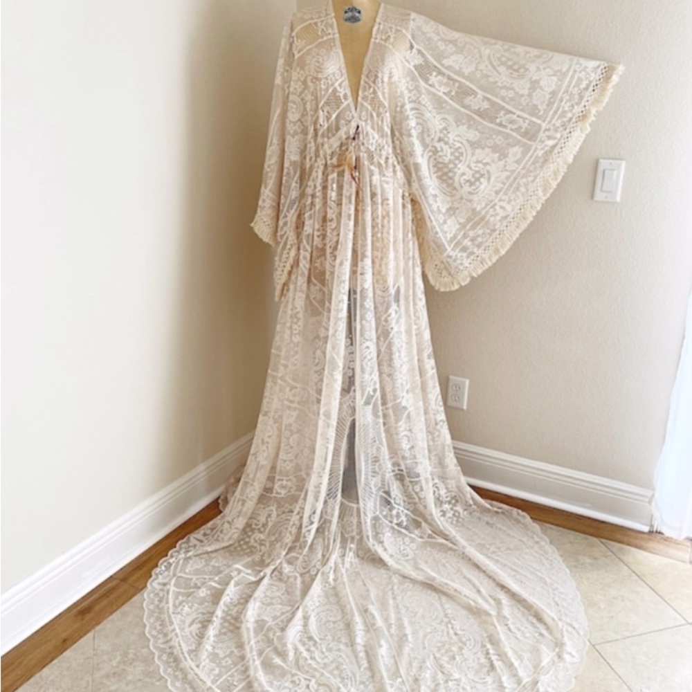 Elegant Cream Lace Wedding Dress